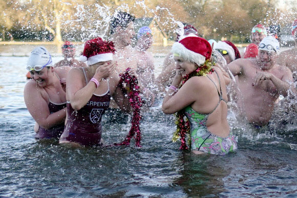 매년 열리는 하이드 파크 크리스마스 수영 참가자들이 25일(현지시간) 영국 런던의 하이드 파크에서 열린 ‘110미터 피터 팬컵 수영 경기(the 110 meter Peter Pan Cup swimming race)’에 이어 차가운 물 속에 입수해 줄거운 시간을 보내고 있다. 전통적으로 피터 팬 컵으로 알려진 하이드 파크 수영 클럽의 멤버들은 매년 서펜틴 호수의 얼음 물에서 참여한다. EPA 연합뉴스