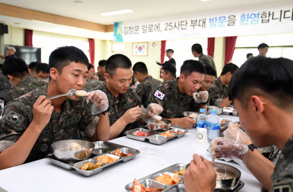 급식 먹는 장병들