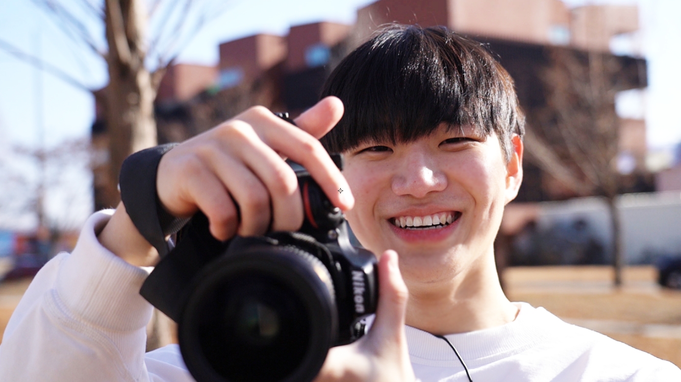 고등학생 자동차 사진작가 백건우(18)군이 파주출판단지에서 자동차 사진을 촬영하는 도중 본지의 카메라를 보고 환하게 웃고 있는 모습