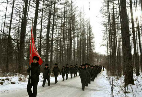 백두산 혁명전적지 떠나는 북한 노동자 답사행군대