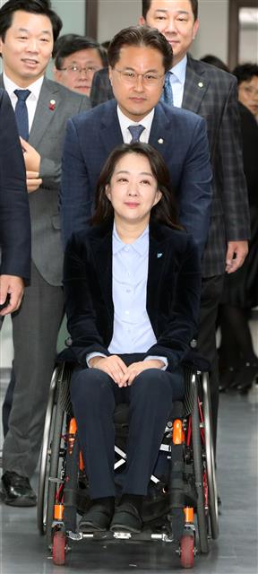 휠체어에 탄 민주당 21대 총선 인재영입 1호 최혜영 교수
