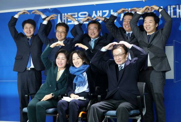 민주당, ‘영입인재 1호’와 기념촬영