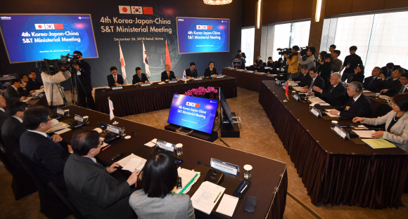 26일 서울 프라자호텔에서 한중일 과학기술장관회의가 열리고 있다. 2019.12.26 박지환기자 popocar@seoul.co.kr