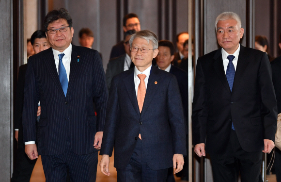 최기영(가운데) 과학기술정보통신부 장관이 26일 오전 서울 중구 더 플라자호텔에서 열린 제4차 한?중?일 과학기술장관회의에서 하기우다 고이치 일본 문부과학성 장관, 왕즈강 중국 과학기술부장과 함께 입장하고 있다. 2019.12.26 박지환기자 popocar@seoul.co.kr