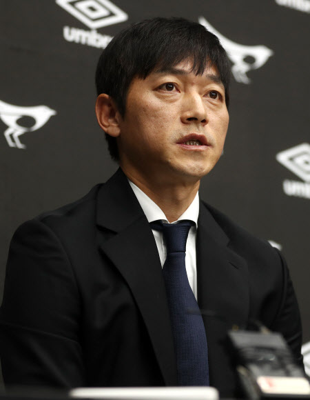 취재진 질문 답하는 김남일 성남FC 신임 감독