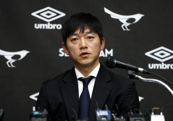 취재진 질문 답하는 김남일 성남FC 신임 감독