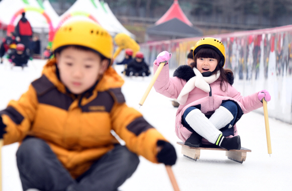 26일 서울 서초구 우면동 형촌천 얼음썰매장에서 어린이들이 썰매를 타며 즐거워하고 있다.서초구는 서리풀 얼음썰매장 3곳을 내년 2월 9일까지 운영한다. 2019. 12. 26 박윤슬 기자 seul@seoul.co.kr
