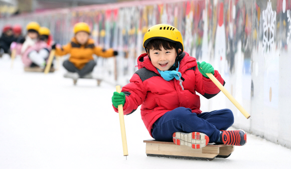 26일 서울 서초구 우면동 형촌천 얼음썰매장에서 어린이들이 썰매를 타며 즐거워하고 있다.서초구는 서리풀 얼음썰매장 3곳을 내년 2월 9일까지 운영한다. 2019. 12. 26 박윤슬 기자 seul@seoul.co.kr