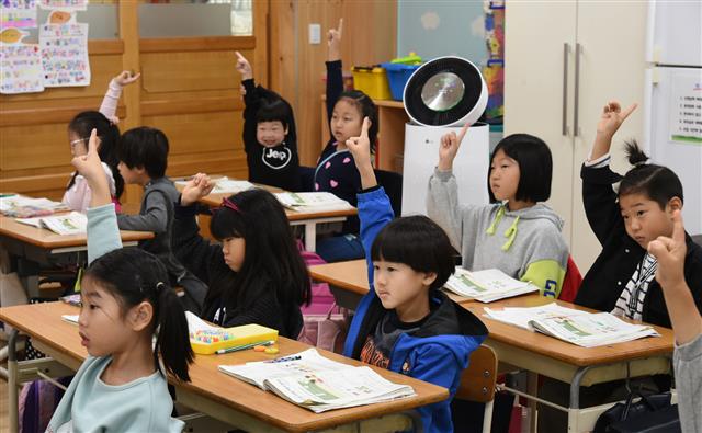 LG가 지원한 공기청정기가 설치된 경기 파주시 문산동초등학교 교실에서 1학년 학생들이 쾌적한 공기를 마시며 수업을 받고 있다. LG 제공