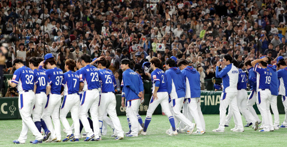 프리미어12에서 일본에 패하고 선수들이 인사를 하고 있다. 도쿄 연합뉴스