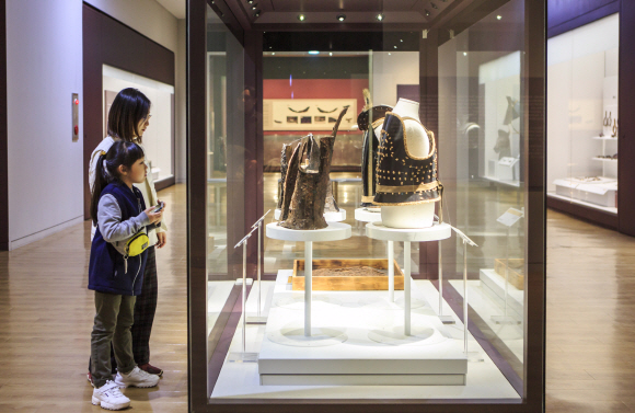 국립김해박물관을 찾은 관람객들이 전시된 가야무사의 갑옷을 바라보고 있다.<br>한국관광공사 제공