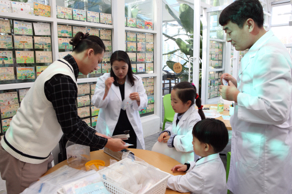 한독의약박물관에서 사랑의 묘약 만들기 체험을 하고 있는 관람객들.<br>한국관광공사 제공