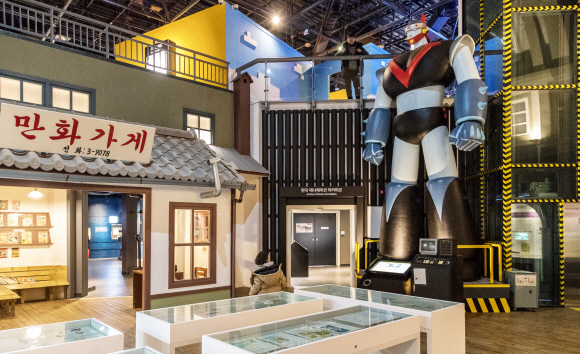 강원 춘천 애니메이션박물관 내부 모습. 로봇 태권브이 조형물 등 추억을 환기하는 볼거리들이 가득하다. 한국관광공사 제공