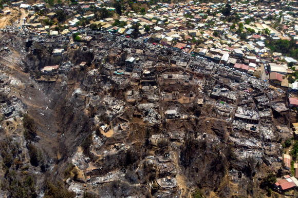 칠레 ‘크리스마스 악몽’ … 산불로 150여채 잿더미 