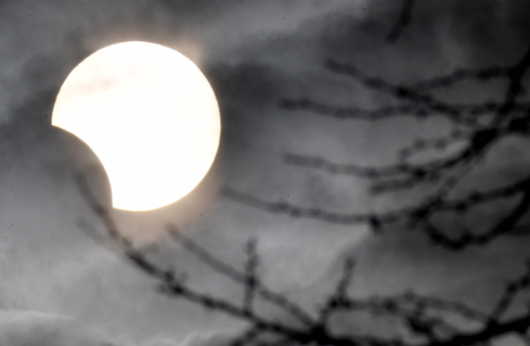 달이 태양 일부를 가리는 부분일식이 26일 오후 2시부터 약 2시간 동안 서울 하늘에서 관측됐다.  박지환 기자 popocar@seoul.co.kr