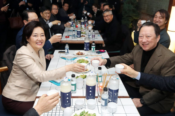 박영선 장관·박용만 상의회장, 강소기업 55개사 선정 ‘건배’ 