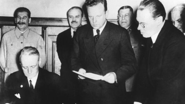 1939년 요하임 폰 리벤트로프 독일 외무장관이 옛소련과의 상호 불가침 조약에 서명하는 것을 요시프 스탈린이 뒤에서 흐뭇하게 바라보고 있다. AFP 자료사진