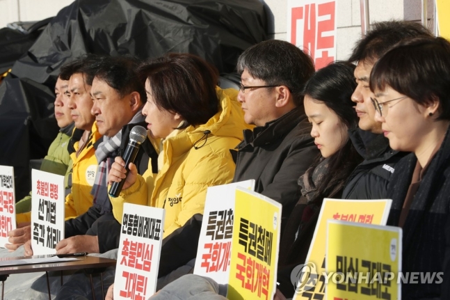 정의당 심상정 대표가 27일 오전 서울 여의도 국회 본청 앞에서 계속된 패스트트랙 통과를 위한 국회철야농성에서 발언하고 있다.