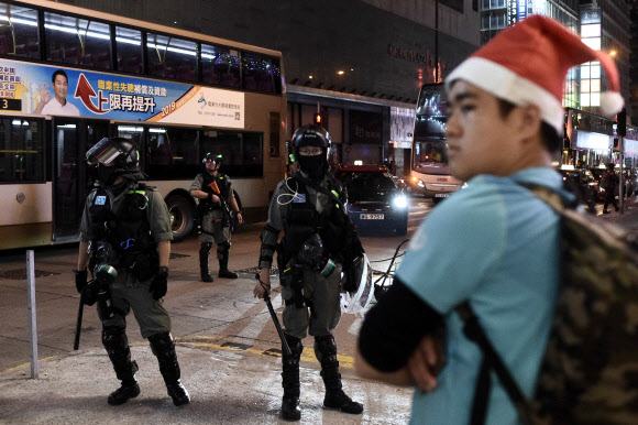 경찰이 상주하고 있는 25일 홍콩의 모습-AFP 연합뉴스