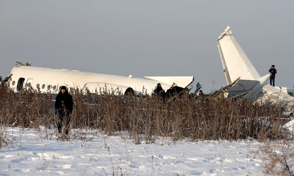 카자흐스탄 항공기 사고 현장-로이터 연합뉴스
