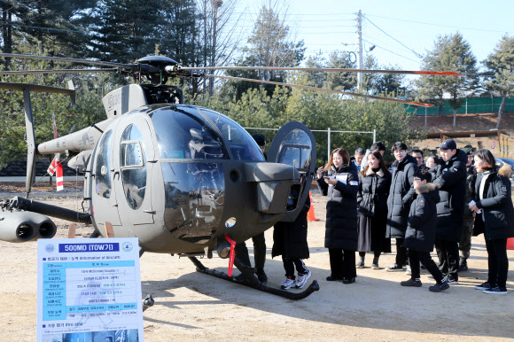 토우기 탑승 체험하는 장병 가족들