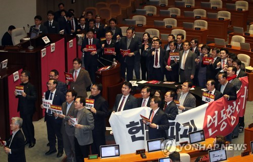 27일 ‘공직선거법 개정안’ 국회 본회의 표결을 앞두고 문희상 국회의장이 국회 본회의장에 입장하자 자유한국당 의원들이 문 의장을 막아서고 있다. 