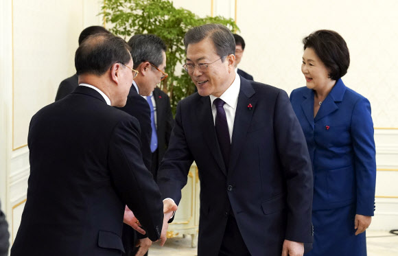 문 대통령, 김순은 위원장과 악수  문재인 대통령이 27일 오후 청와대 인왕실에서 열린 대통령 자문기구 및 소속 위원장 초청 만찬에서 김순은 자치분권위원회 위원장과 악수하고 있다. 2019.12.27 <br>청와대 제공