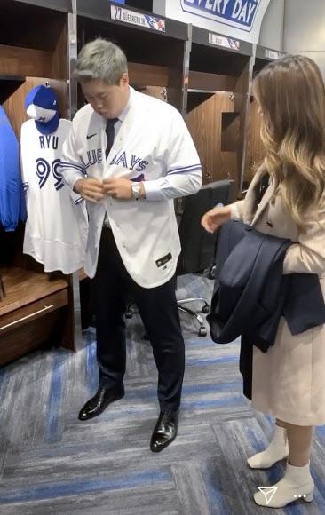 토론토 99번 유니폼 입어보는 류현진