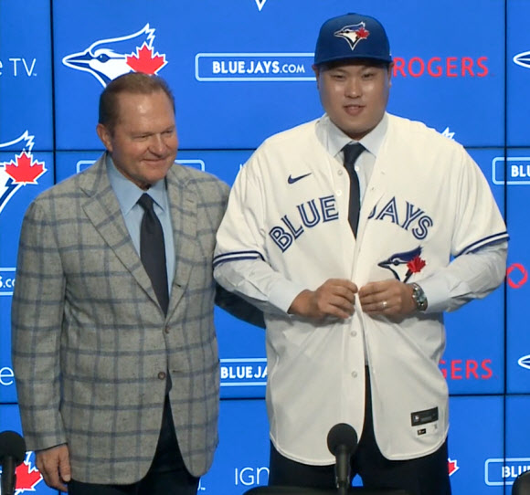 토론토 입은 류현진, 보라스와 함께