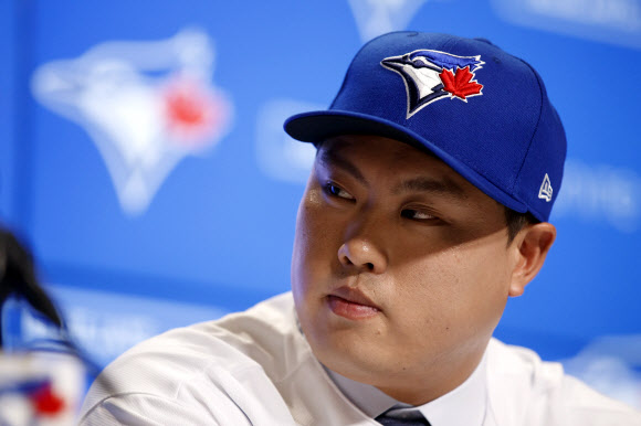 류현진이 27일(현지시간) 캐나다 온타리오주 토론토 로저스센터에서 열린 미국프로야구 토론토 블루제이스 입단식에서 진지하게 경청하고 있다. AP 연합뉴스