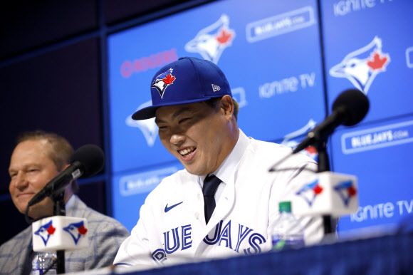 류현진이 27일(현지시간) 캐나다 온타리오주 토론토 로저스센터에서 열린 미국프로야구 토론토 블루제이스 입단식에서 환하게 웃고 있다. AP 연합뉴스