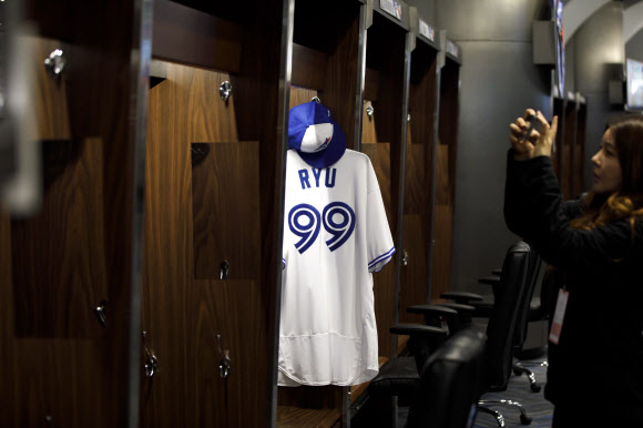 27일(현지시간) 캐나다 온타리오주 토론토 블루제이스의 홈구장 로저스 센터에 류현진의 99번 유니폼이 걸려 있다. 류현진은 이날 로저스센터를 찾아 입단식을 가졌다. AP 연합뉴스