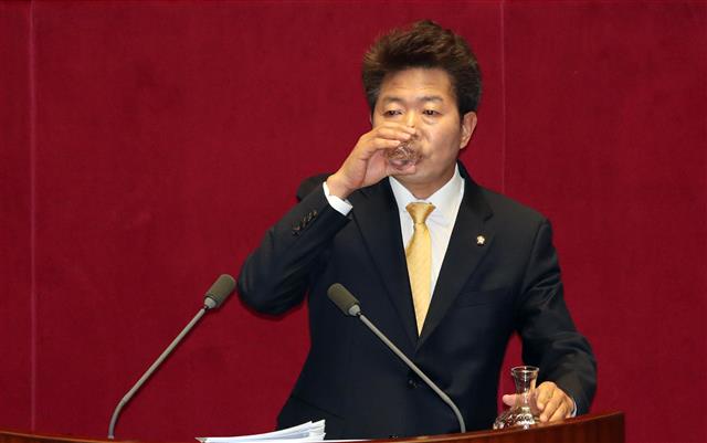 물마시는 여영국 의원