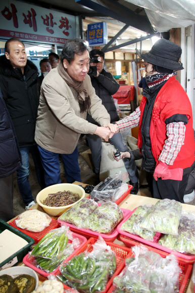 상인 격려하는 이낙연 총리
