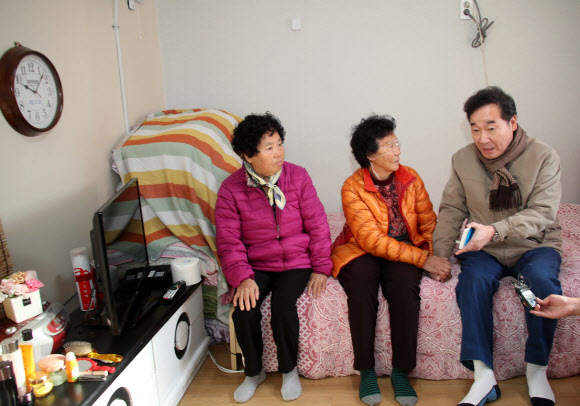 포항 지진 이재민 위로하는 이낙연 총리