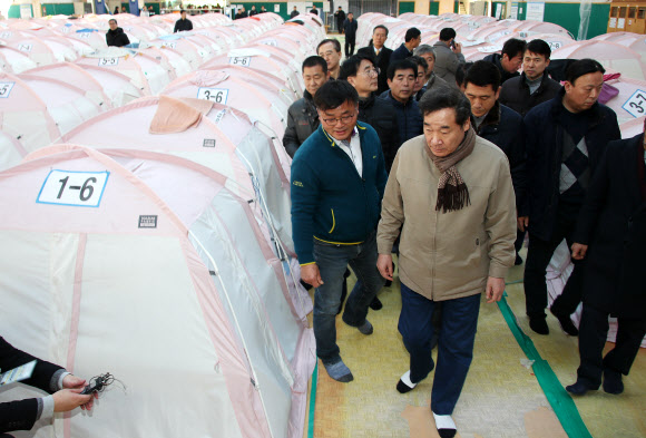 이낙연 총리, 포항지진 임시구호소 방문