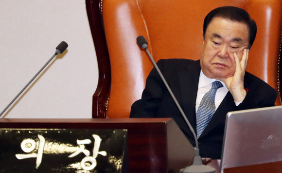 한국당 신보라 의원 무제한 토론 듣는 문희상 국회의장