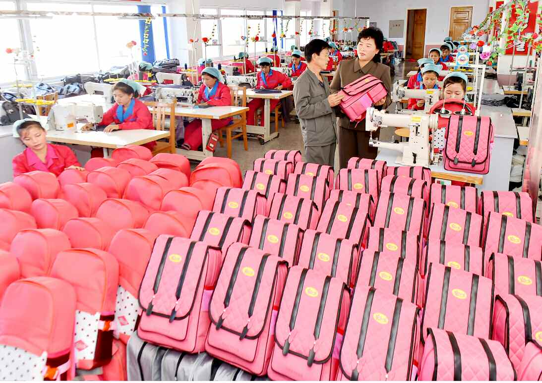 노동신문 “질좋은 학생 가방 생산 다그쳐”