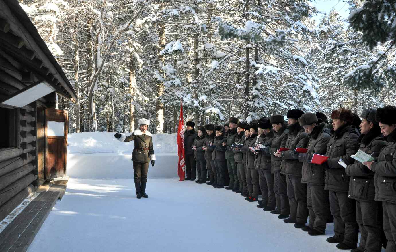 노동신문 “노동계급?직맹일군, 백두산 밀영 고향집 방문”