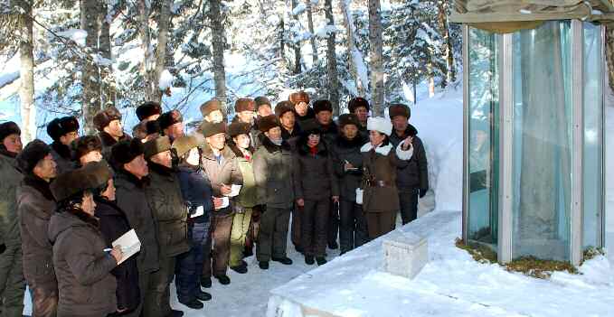 김일성 친필비 앞에 선 北백두산 답사대…“투쟁정신 고취”