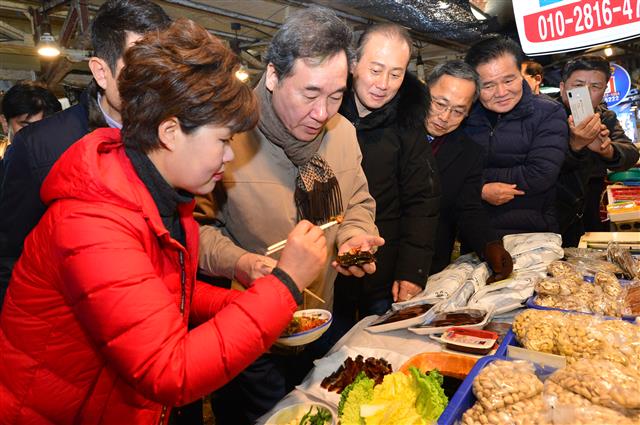 포항 과메기 맛보는 이낙연 총리