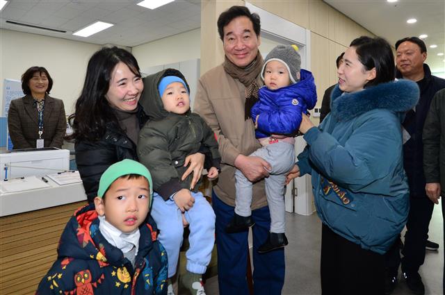 이낙연 총리 ‘만나서 반갑습니다’