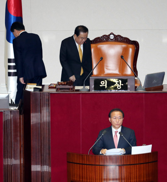 교대하는 문희상 의장과 주승용 부의장