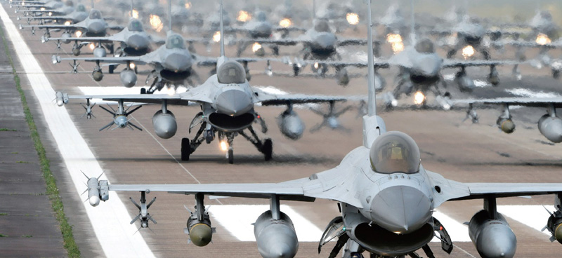 활주로에서 이륙을 준비하는 KF-16. 미국 F-16의 한국 면허버전으로, 국내에 전투기 대량생산 체제를 갖추는데 결정적인 역할을 했다. 공군 제공