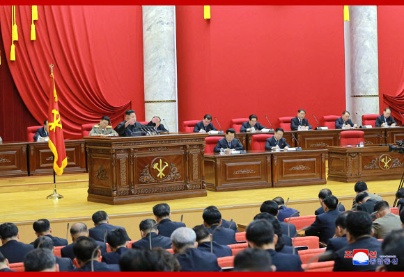 북한이 지난 28일 노동당 제7기 제5차 전원회의를 열었다고 조선중앙통신이 29일 보도했다. 김정은 국무위원장이 회의를 지도하며 운영·집행했다고 통신은 전했다. 2019.12.29  조선중앙통신 홈페이지 캡쳐=연합뉴스