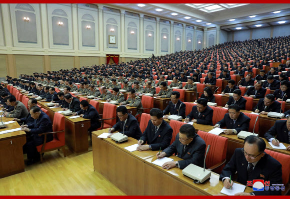 북한이 지난 28일 노동당 제7기 제5차 전원회의를 열었다고 조선중앙통신이 29일 보도했다. 김정은 국무위원장이 회의를 지도하며 운영·집행했다고 통신은 전했다. 2019.12.29  조선중앙통신 홈페이지 캡쳐=연합뉴스