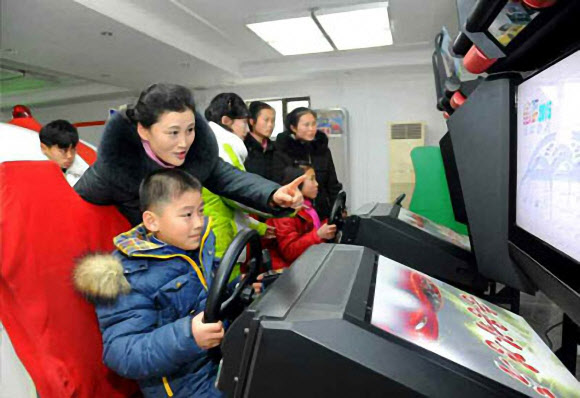 북한 노동당 기관지 노동신문은 개선청년공원유희장, 릉라유희장, 대성산유희장, 만경대유희장이 겨울철에도 주민들의 인기를 끌고 있다고 29일 보도했다. 사진은 게임기의 핸들을 돌리는 북한 어린이의 모습. 2019.12.29  노동신문 홈페이지 캡쳐=연합뉴스