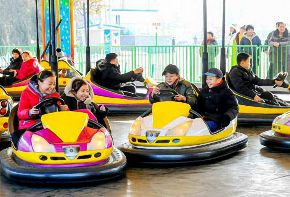 북한 노동당 기관지 노동신문은 개선청년공원유희장, 릉라유희장, 대성산유희장, 만경대유희장이 겨울철에도 주민들의 인기를 끌고 있다고 29일 보도했다. 사진은 범퍼카를 타며 활짝 웃는 북한 어린이들의 모습. 2019.12.29  노동신문 홈페이지 캡쳐=연합뉴스