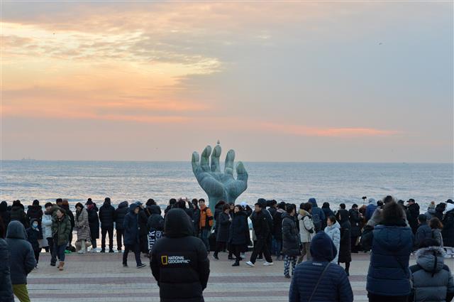 29일 경북 포항시 남구 호미곶해맞이 광장에서 관광객들이 해맞이를 하고 있다. 2019.12.29 뉴스1