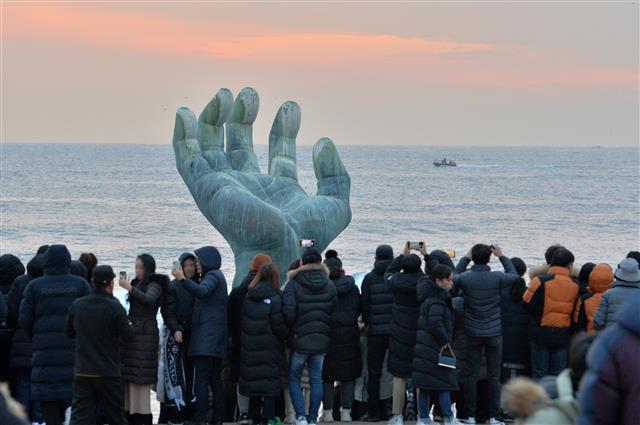 29일 경북 포항시 남구 호미곶해맞이 광장에서 관광객들이 을미년 마지막 휴일 해맞이를 하고 있다. 2019.12.29 뉴스1
